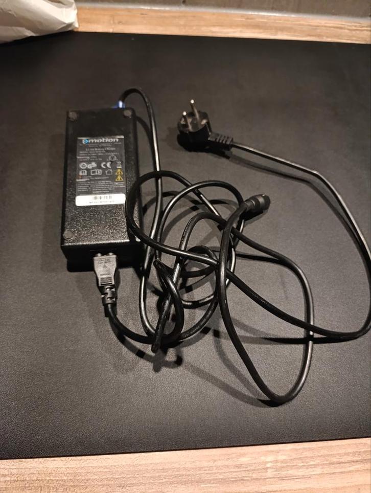 Fietsaccu Oplader - E-Motion 42V, Fietsen en Brommers, Fietsaccessoires | Fietsaccu's, Ophalen of Verzenden