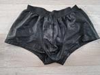 Een lederen heren hotpants met rits en elastische band, Ophalen of Verzenden, Nieuw, Maat 52/54 (L), Zwart