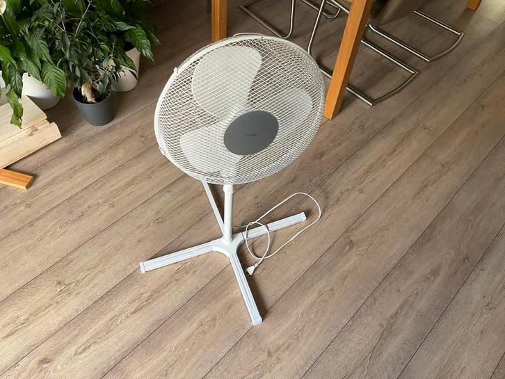 Ventilator - Statiefventilator, Witgoed en Apparatuur, Ventilatoren, Zo goed als nieuw, Statiefventilator, Ventilator met afstandsbediening