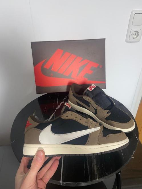 Jordan 1 Low Travis Scott ‘Mocha’ - Maat 40 t/m 43 - Nieuw, Kleding | Heren, Schoenen, Nieuw, Sneakers of Gympen, Bruin, Verzenden