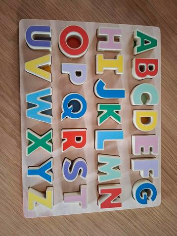 Houten letterpuzzel beschikbaar voor biedingen
