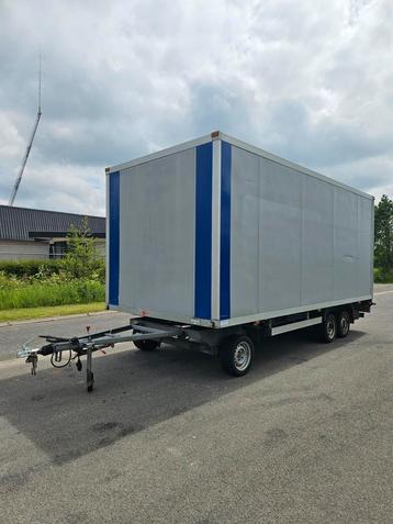 Gesloten schamelwagen met laadklep  beschikbaar voor biedingen