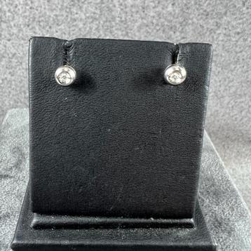 Oorbellen | 18k* | 1,9g | witgoud knopjes briljant | 396000* beschikbaar voor biedingen