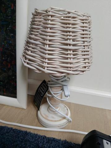 Houten tafellamp met rieten kap beschikbaar voor biedingen