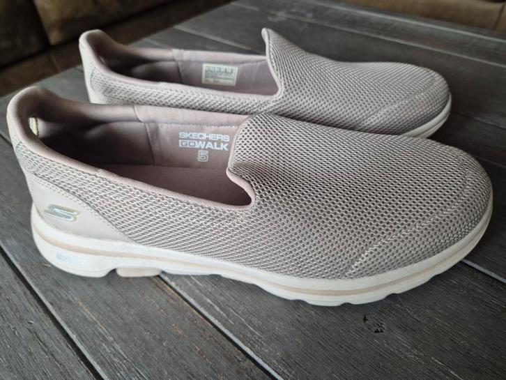 Skechers Go Walk 5 Instappers Maat 41 NIEUW, Kleding | Dames, Schoenen, Zo goed als nieuw, Instappers, Beige, Ophalen of Verzenden