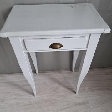 Kleine grenen sitetable beschikbaar voor biedingen