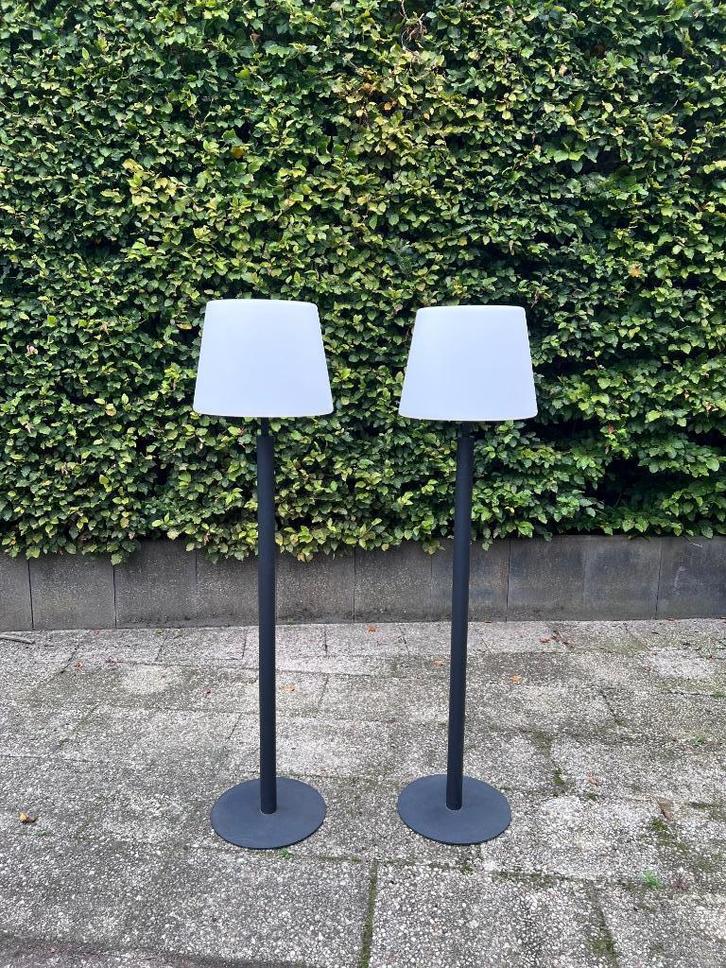 2 Staande buitenlampen - oplaadbaar, Tuin en Terras, Buitenverlichting, Zo goed als nieuw, Staande lamp, Staal, Minder dan 50 watt