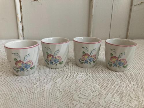 Brocante porseleinen eierdopjes met bloempatroon, Antiek en Kunst, Curiosa en Brocante, Ophalen of Verzenden