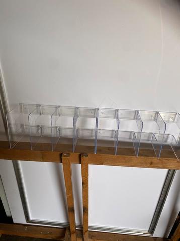 Aangeboden twee kunststof plexiglas boekensteunen beschikbaar voor biedingen