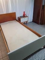 Vintage eenpersoonsbed met bijpassend nachtkastje, Huis en Inrichting, Slaapkamer | Bedden, Zo goed als nieuw, Ophalen
