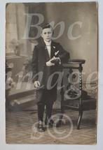 fotokaart Jongetje communie staand 1910's, Gebruikt, Verzenden, Foto, Voor 1940