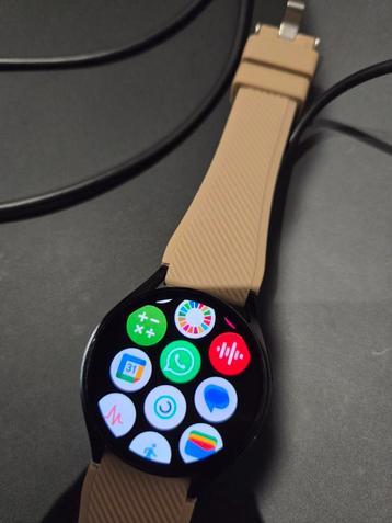 Samsung Galaxy Watch6 LTE/4G zwart met roze bandje beschikbaar voor biedingen