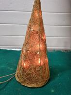 pyramide met verlichting goud kleurig [b35], Diversen, Kerst, Ophalen of Verzenden