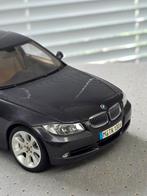 Kyosho 1/18 BMW 330i E90 Sedan Grijs Zeldzaam Dealer Edition, Ophalen, Zo goed als nieuw, Auto, Kyosho