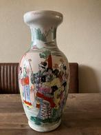 Chinese Vaas met Kleurrijke Voorstelling, Overige kleuren, Aardewerk of Porselein, Ophalen of Verzenden, Zo goed als nieuw