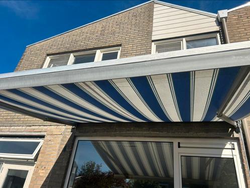 Handmatig zonnescherm blauw-wit gestreept: goede staat, Tuin en Terras, Zonneschermen, Ophalen