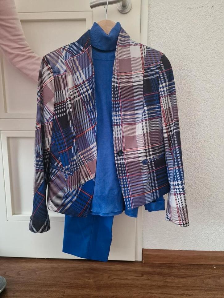 Dames broek, trui en jasje mt 40 zgan, Kleding | Dames, Jasjes, Kostuums en Pakken, Gedragen, Jasje, Maat 38/40 (M), Blauw, Ophalen of Verzenden