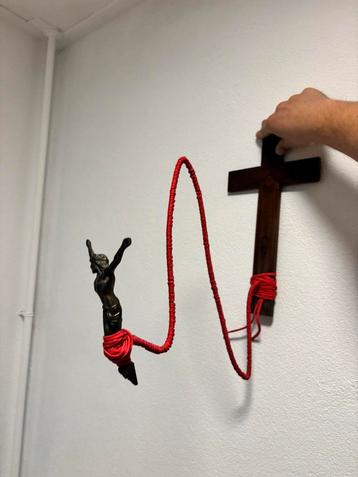 Bungeejumpende Jezus - crucifix beschikbaar voor biedingen