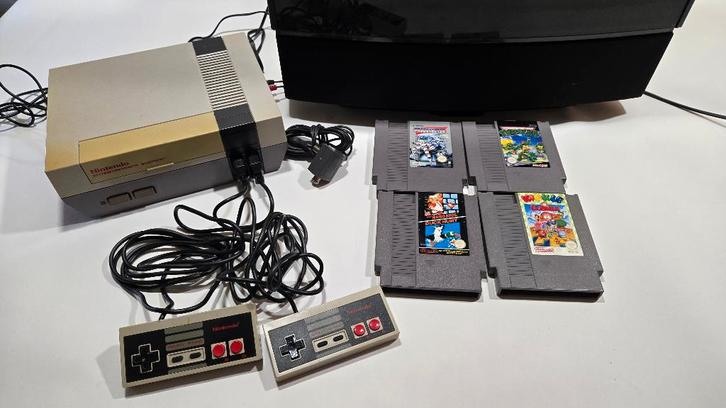 Nintendo NES console & 4x Games oa Probotector, super mario, Spelcomputers en Games, Spelcomputers | Nintendo NES, Gebruikt, Met 2 controllers