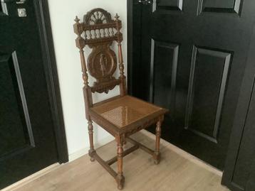 Mooie antieke stoel. beschikbaar voor biedingen
