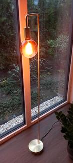 Moderne Staande Lamp met Glazen Bol, Huis en Inrichting, Lampen | Vloerlampen, Ophalen, 100 tot 150 cm, Zo goed als nieuw, Glas
