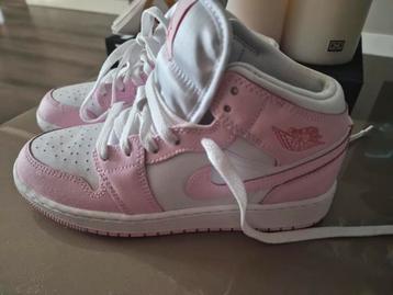 Nike Air Jordan 1 Mid (GS) – Pink Foam / White Fire Red 36,5 beschikbaar voor biedingen