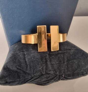 Gouden T armband. beschikbaar voor biedingen