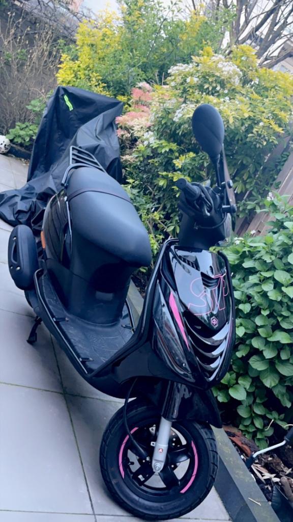 Zip piaggo glans zwart roze details, Fietsen en Brommers, Scooters | Piaggio, Zo goed als nieuw, Zip, Maximaal 45 km/u, Benzine