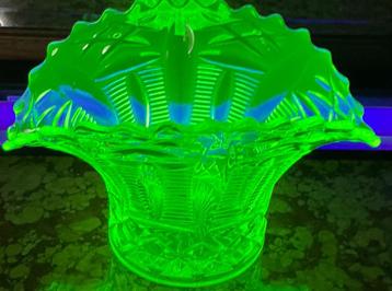 Fan vase of waaiervaas uit uraniumglas  beschikbaar voor biedingen