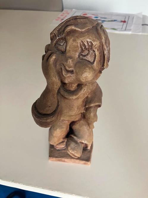 Beeldje van Jongen met Dromerige Uitdrukking Signatuur op Ba, Antiek en Kunst, Kunst | Beelden en Houtsnijwerken, Ophalen of Verzenden