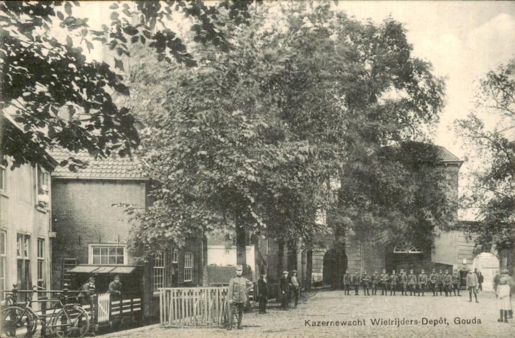 Gouda - Kazernewacht - Wielrijders-Depôt, Verzamelen, Ophalen of Verzenden, Voor 1920, Gelopen, Zuid-Holland