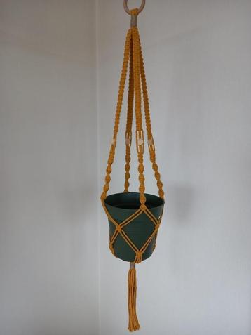 Plantenhanger 5, okergeel beschikbaar voor biedingen