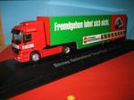 Stinnes - Banden  MERCEDES actros in PC-vitrine Herpa, Ophalen of Verzenden, Zo goed als nieuw, Bus of Vrachtwagen, Herpa