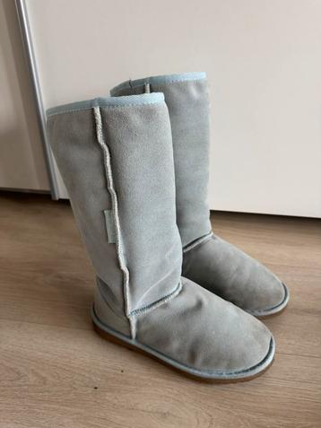 Lichtblauwe suede laarzen met ‘bont’ mt 37 beschikbaar voor biedingen
