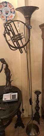 Bijzondere vloerlamp is gemaakt van een oud blaasinstrument, Antiek en Kunst, Ophalen