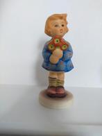 Hummel beeldje, meisje met bod bloemen, 1967, nummer 239 A, Ophalen of Verzenden, Hummel