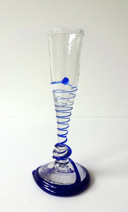 Glazen vaas helder glas met blauwe spiraal D E 4751-g, Antiek en Kunst, Antiek | Glas en Kristal, Ophalen of Verzenden