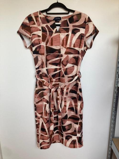 Lilytime bruine abstracte jurk getailleerd met ceintuur maat, Kleding | Dames, Jurken, Zo goed als nieuw, Maat 38/40 (M), Bruin