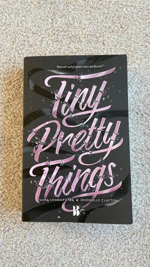 Dhonielle Clayton - Tiny Pretty Things, Boeken, Kinderboeken | Jeugd | 13 jaar en ouder, Gelezen, Ophalen of Verzenden