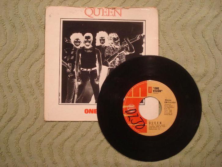 Queen 7" Vinyl Single: ‘One Vision’ (Filipijnen), Cd's en Dvd's, Vinyl Singles, Gebruikt, Single, Rock en Metal, 7 inch, Ophalen of Verzenden