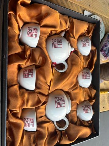 Thee servies beschikbaar voor biedingen