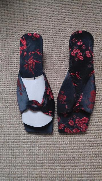 Set Top + bijpassende schoen, rood satijn, Vietnamees, mt 42 beschikbaar voor biedingen