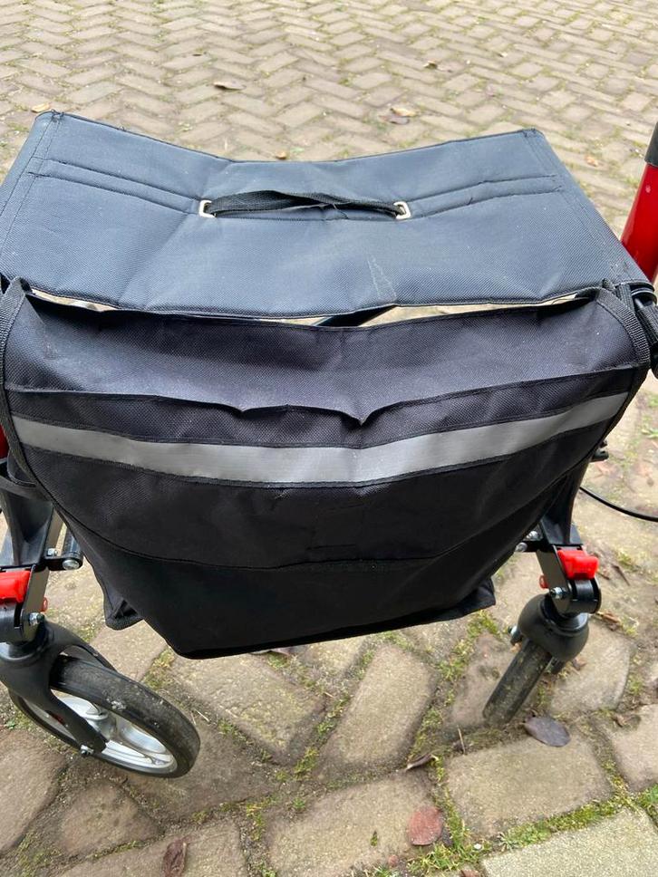 Te koop Rollator in flitsend rood, Diversen, Rollators, Zo goed als nieuw, Lichtgewicht, Opvouwbaar, Ophalen