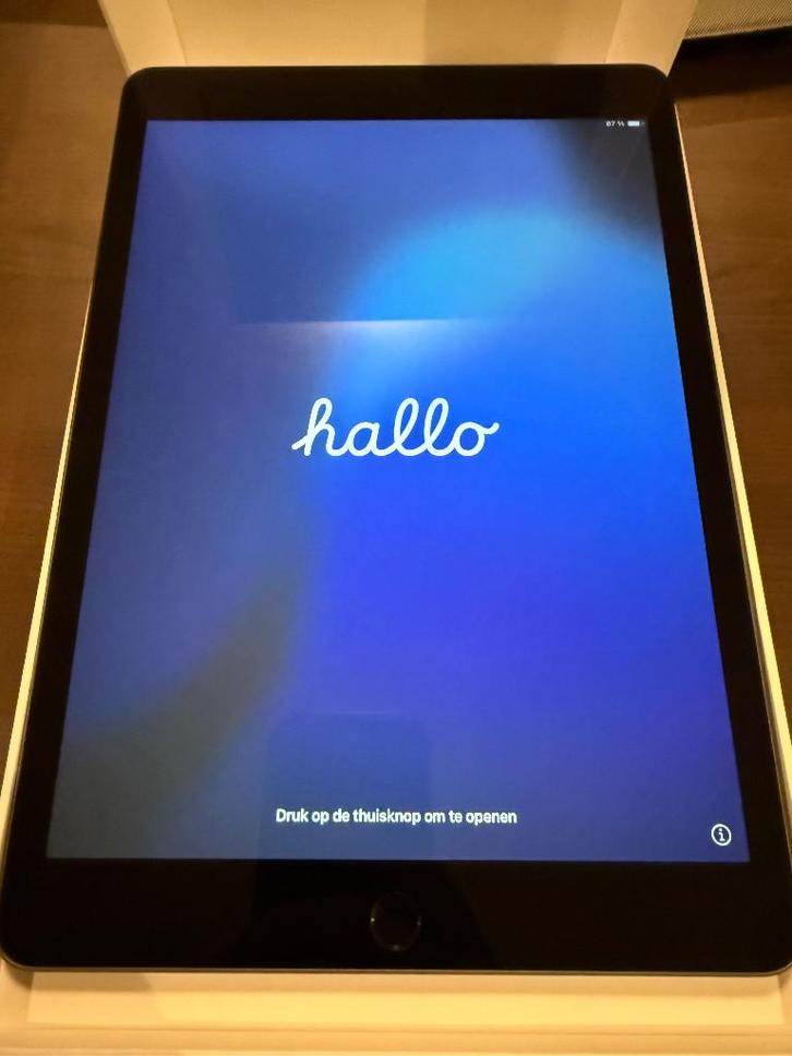 iPad 7th gen WI-FI 32GB inc Logitech ComboTouch Keyboard, Computers en Software, Apple iPads, Zo goed als nieuw, Apple iPad, Wi-Fi