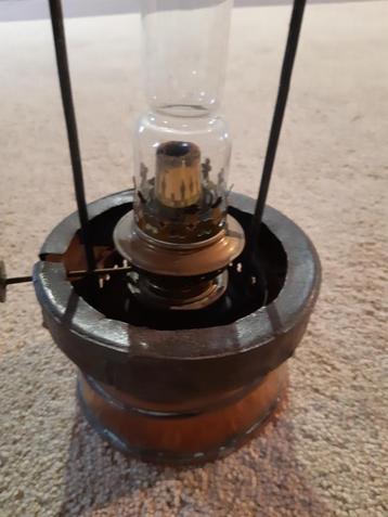	Bijzondere oude petroleum lamp. In nette staat beschikbaar voor biedingen