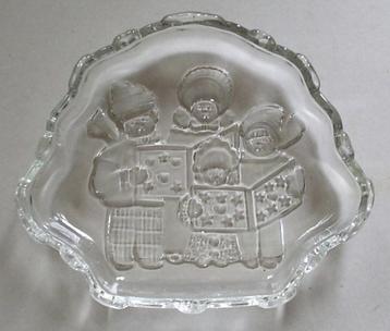 Beeldig glazen bonbon schaaltje voor Kerst met carol singers beschikbaar voor biedingen