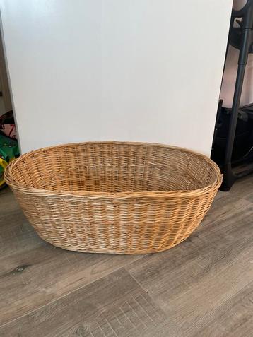 Stevige rieten mand beschikbaar voor biedingen