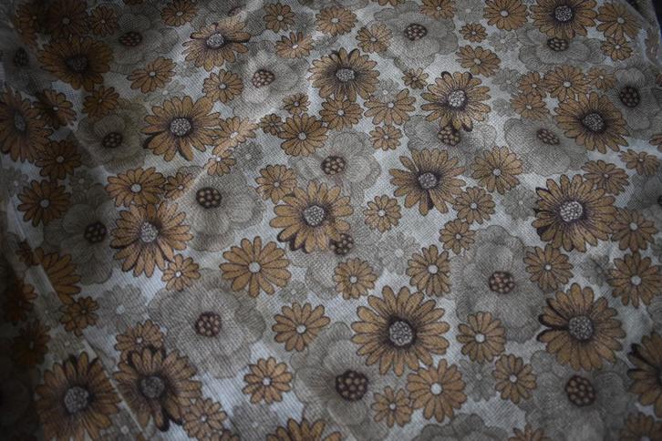 Retro vintage gordijn(en) jaren 60 - 70 met bloemen bloem, Huis en Inrichting, Stoffering | Gordijnen en Lamellen, Gebruikt, 100 tot 150 cm