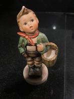 Goebel Hummel Village Boy, Verzamelen, Beelden en Beeldjes, Ophalen of Verzenden, Zo goed als nieuw, Hummel