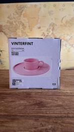 Ikea x Gustaf Westman Vinterfint kop en schotel roze, Nieuw, Ophalen of Verzenden, Effen, Kop(pen) en/of Schotel(s)